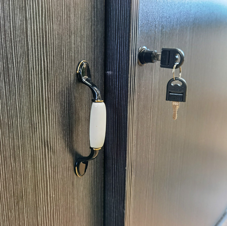 El vintage 146m m empalmó los tornillos de cerámica de las manijas para la puerta de gabinete