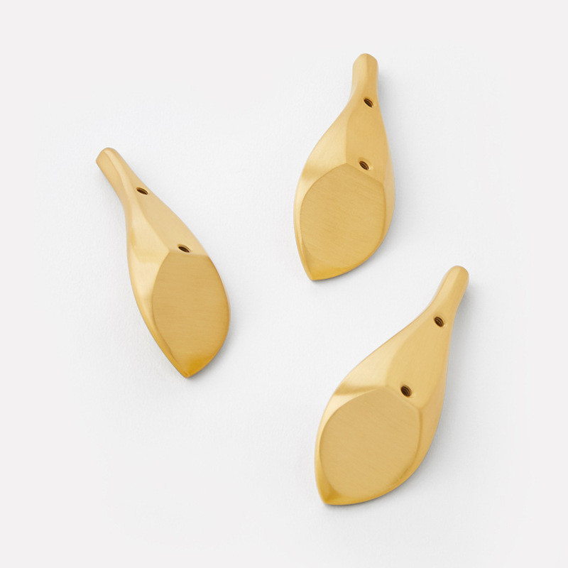 Nordic Brass Glod Leaves Cabinet Door Wardrobe Handle 2pares Muebles Mano del pulsador Doble agujero fijo Equipado con tornillo