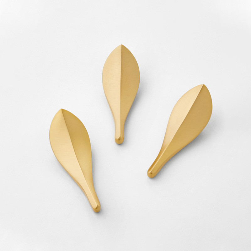 Nordic Brass Glod Leaves Cabinet Door Wardrobe Handle 2pares Muebles Mano del pulsador Doble agujero fijo Equipado con tornillo
