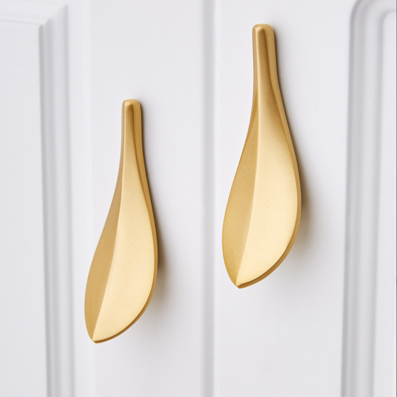 Nordic Brass Glod Leaves Cabinet Door Wardrobe Handle 2pares Muebles Mano del pulsador Doble agujero fijo Equipado con tornillo